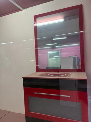 Mueble de baño con espejo rojo y lavabo