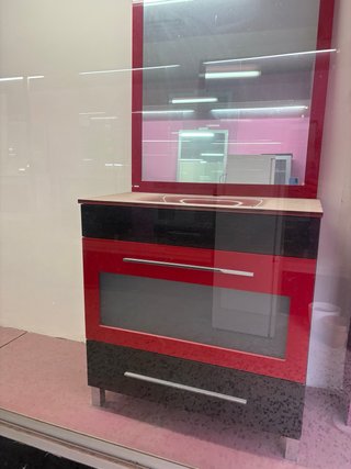 Mueble de baño con espejo rojo y lavabo