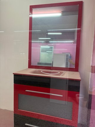 Mueble de baño con espejo rojo y lavabo