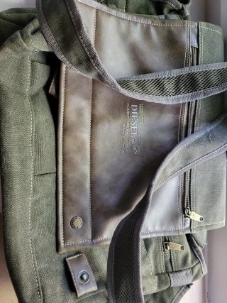 Bandolera Diesel estilo retro verde