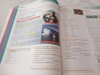 Libro de Inglés  1° ESO está un poco escrito