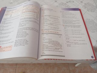 Libro de Inglés  1° ESO está un poco escrito
