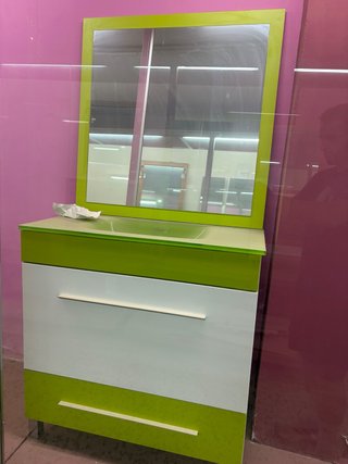Mueble de baño con espejo y lavabo