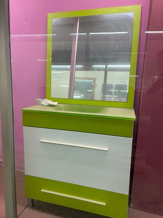 Mueble de baño con espejo y lavabo