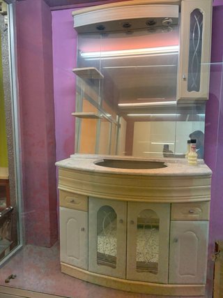 Mueble de baño con lavabo y espejo