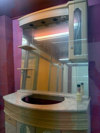 Mueble de baño con lavabo y espejo