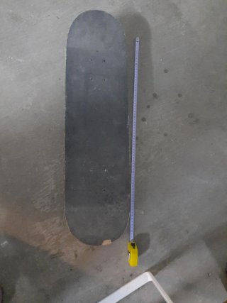 Monopatín con ruedas verdes