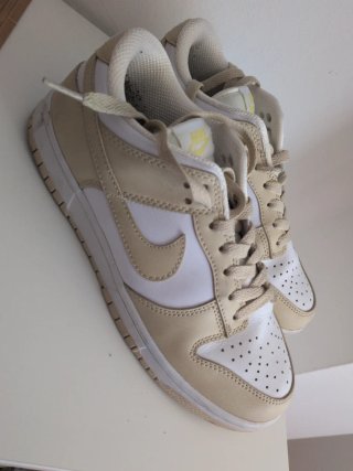 Zapatillas Nike Beige y Blancas