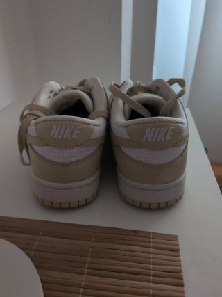 Zapatillas Nike Beige y Blancas