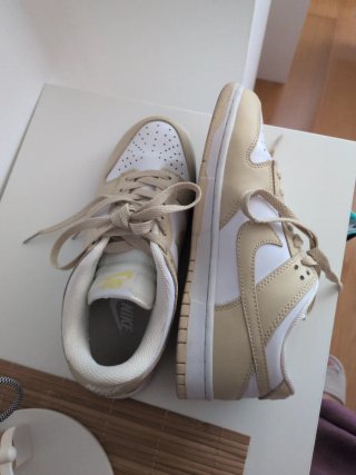 Zapatillas Nike Beige y Blancas