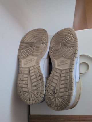 Zapatillas Nike Beige y Blancas