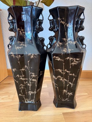 Par de jarrones negros con diseño de bambú