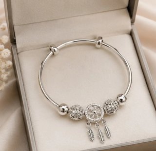 Pulsera con atrapasueños y plumas