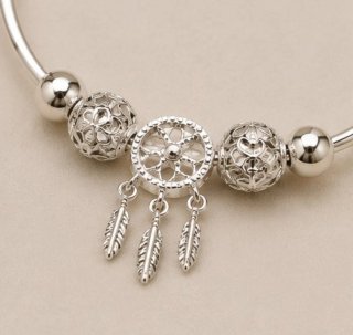 Pulsera con atrapasueños y plumas