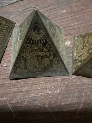 Pirámides Egipcias Talladas a Mano (Set de 5)