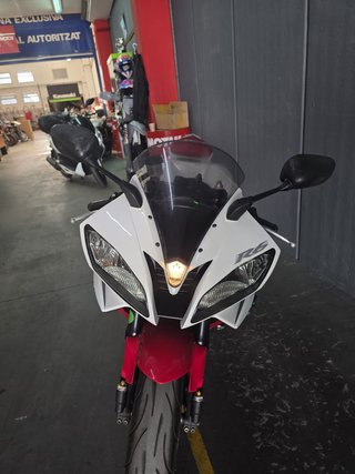 Yamaha R6 2006 Roja y Blanca