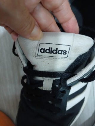 Zapatillas Adidas Negras y Blancas