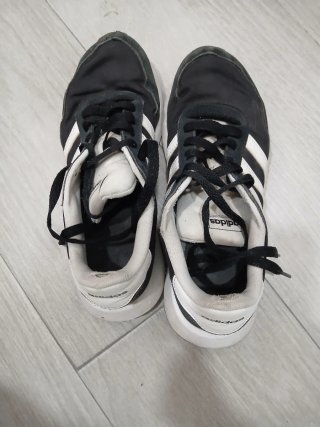 Zapatillas Adidas Negras y Blancas