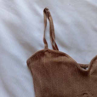 Top marrón de canalé con tirantes