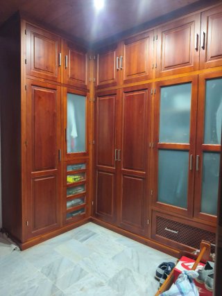Armario de madera maciza de pino