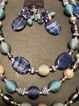 Collar de tres hilos y pendientes azul  plata