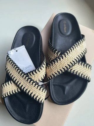 Sandalias/Chanclas Énfasis Beige y Negro Nuevas