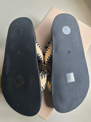 Sandalias/Chanclas Énfasis Beige y Negro Nuevas