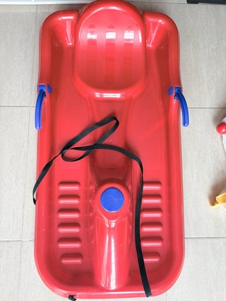 Trineo de plástico rojo