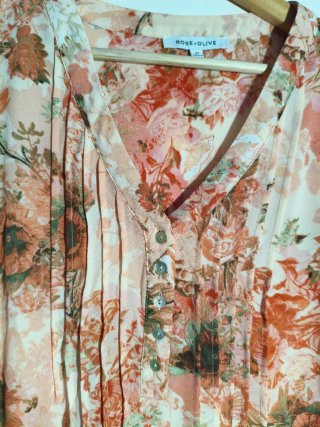 Blusa Rose + Olive floral rosa anaranjado y verde