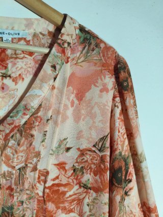Blusa Rose + Olive floral rosa anaranjado y verde