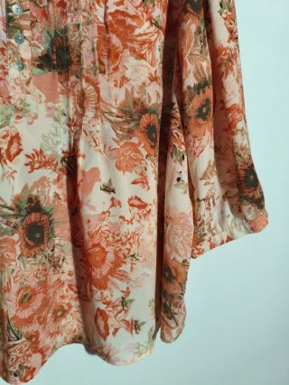 Blusa Rose + Olive floral rosa anaranjado y verde