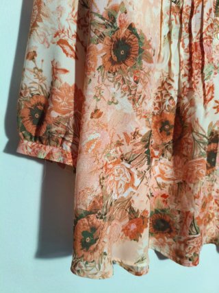 Blusa Rose + Olive floral rosa anaranjado y verde