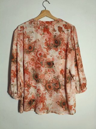 Blusa Rose + Olive floral rosa anaranjado y verde