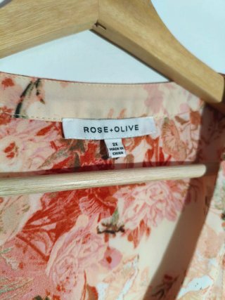 Blusa Rose + Olive floral rosa anaranjado y verde