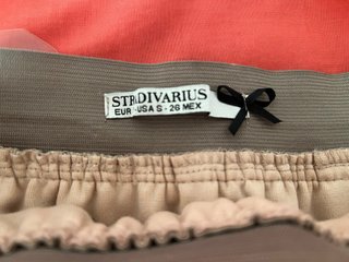 Minifalda rosa con plumas y detalles dorados