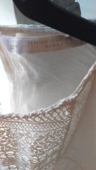 Blusón corto Zara blanco con encaje