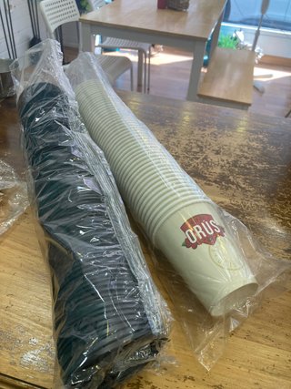 Vasos de papel para café (beige y negro)