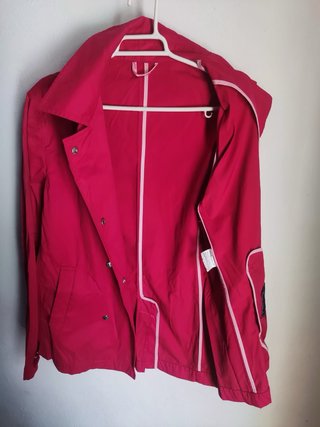 Gabardina impermeable rosa