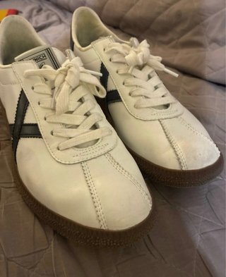 Zapatillas Munich casual blancas y negras. Unisex
