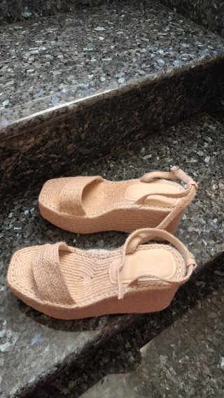Sandalias de cuña altas beige