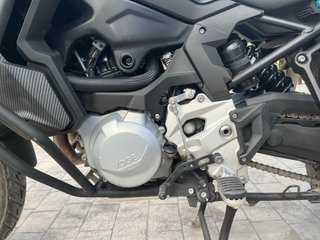 Voge 900 DSX 2025 Negra y Dorada