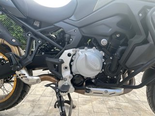 Voge 900 DSX 2025 Negra y Dorada