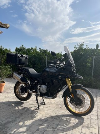 Voge 900 DSX 2025 Negra y Dorada