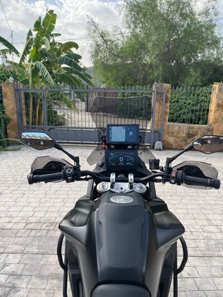 Voge 900 DSX 2025 Negra y Dorada