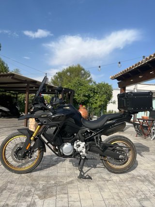 Voge 900 DSX 2025 Negra y Dorada