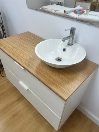 Mueble de baño con lavabo y grifería
