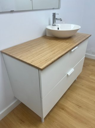 Mueble de baño con lavabo y grifería
