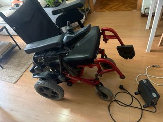 Silla de ruedas eléctrica roja