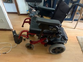 Silla de ruedas eléctrica roja