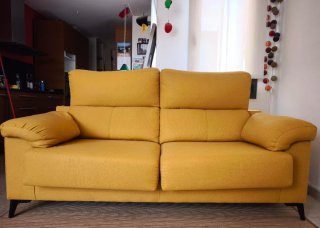 Sofá amarillo extraíble y cabecero reclinable